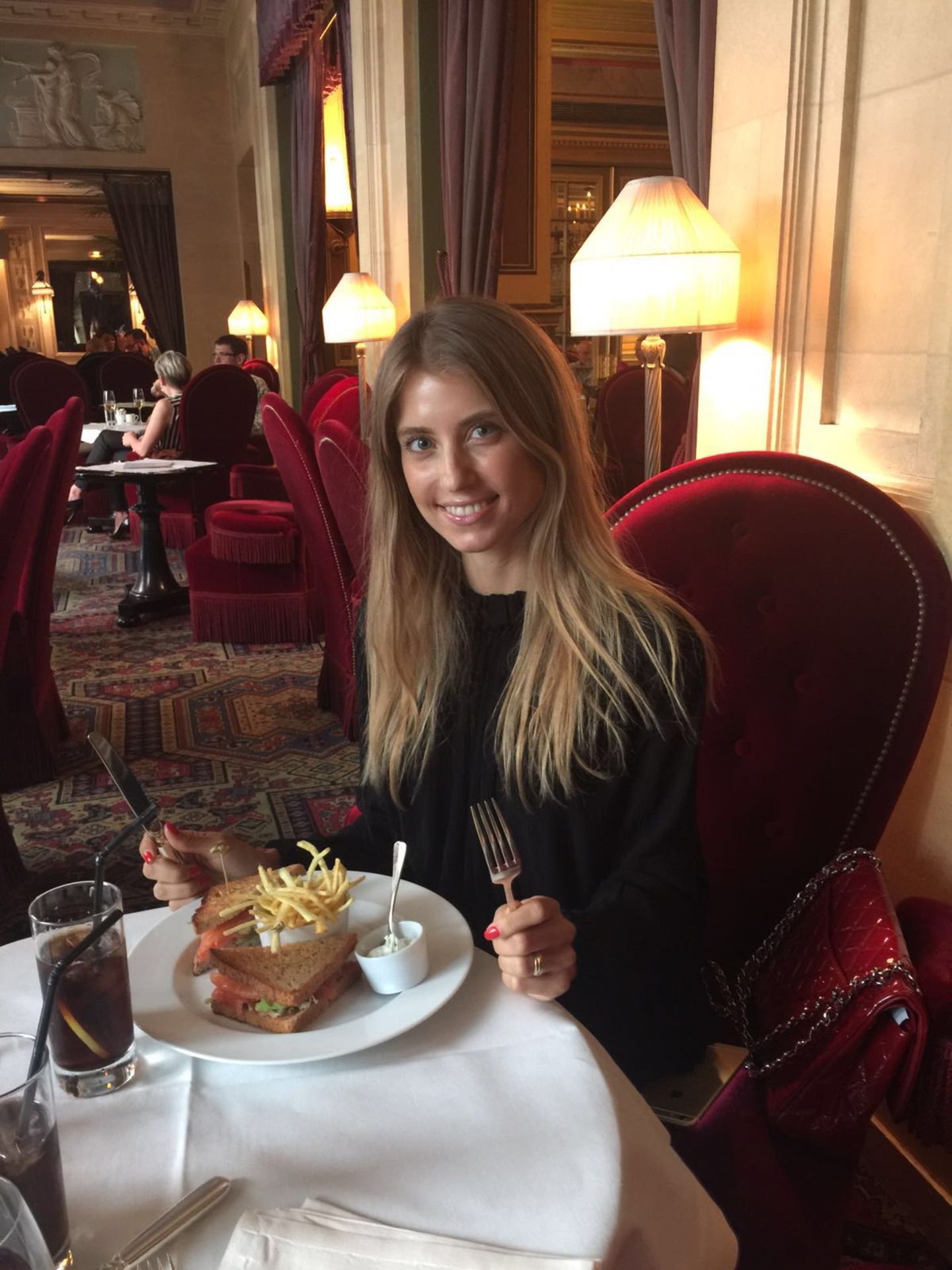 Auch ohne viel Make-Up eine natürliche Schönheit: Cathy Hummels zum Lunch im Hotel Costes.