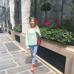 Cathy Hummels reiht sich voll und ganz dem "Pariser Chic" ein: mintfarbenes Blouson, gekrempelte Jeans, rote Schnürer und dazu passend eine gleichfarbige Lack Chanel Bag.