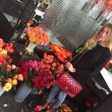 Cathy Hummels: Rote Rosen dürfen in der Stadt der Liebe nicht fehlen. Und diese passen sogar farblich zur Chanel-Bag in Lack-Optik.