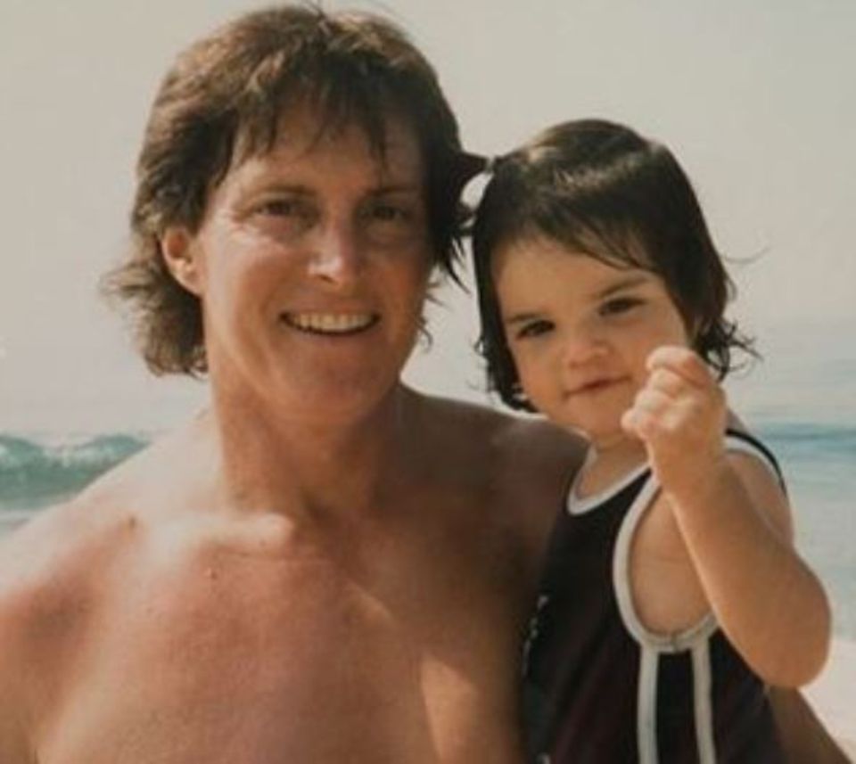 Kylie und Kendall Jenner öffnen das Familienalbum und zeigen ein altes Bild mit Vater Bruce Jenner. Kylie und Kendall Jenner öffnen das Familienalbum und zeigen ein altes Bild mit Vater Bruce Jenner.