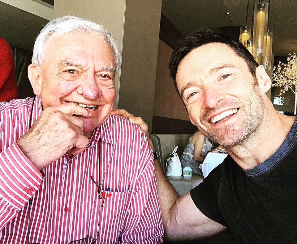Auch Hugh Jackman würdigt seinen Vater Christopher John zum Vatertag. Auch Hugh Jackman würdigt seinen Vater Christopher John zum Vatertag.