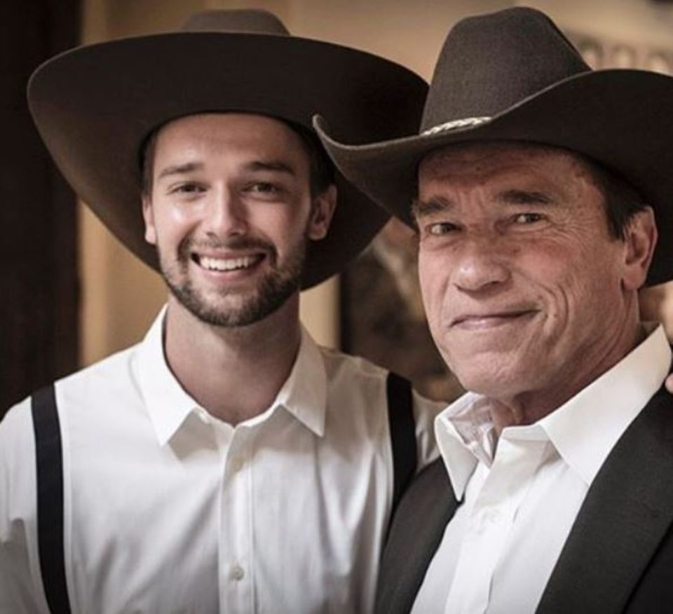 Patrick Schwarzenegger postet ein Foto von sich und seinem Vater Arnold Schwarzenegger im Partnerlook. Patrick Schwarzenegger postet ein Foto von sich und seinem Vater Arnold Schwarzenegger im Partnerlook.