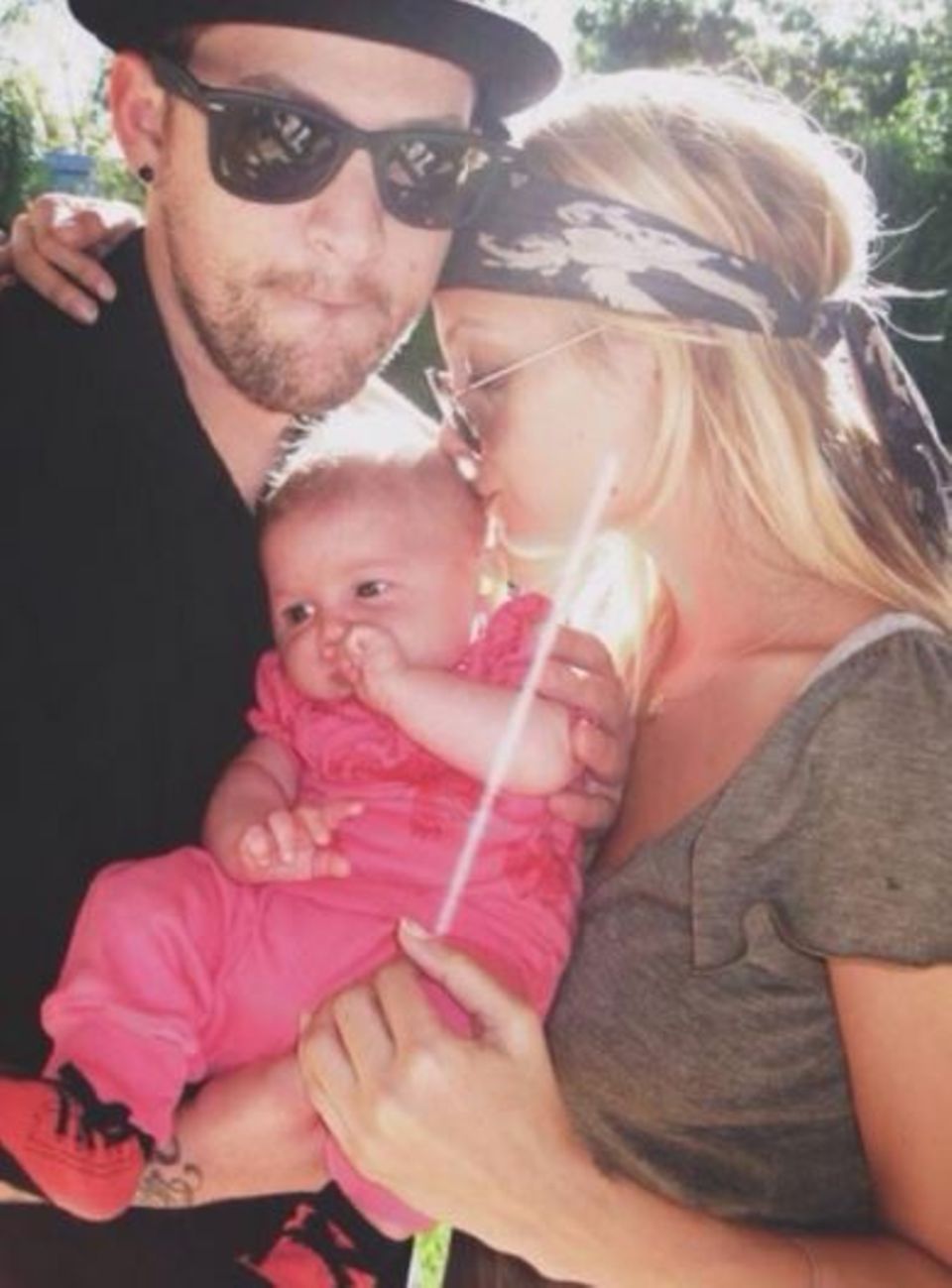 Nicole Richie hat zwei Männer an ihrer Seite, die sie heute beglückwünschen will: Zum einen ihren Mann und Vater ihrer Kinder Joel Madden ... Nicole Richie hat zwei Männer an ihrer Seite, die sie heute beglückwünschen will: Zum einen ihren Mann und Vater ihrer Kinder Joel Madden ...