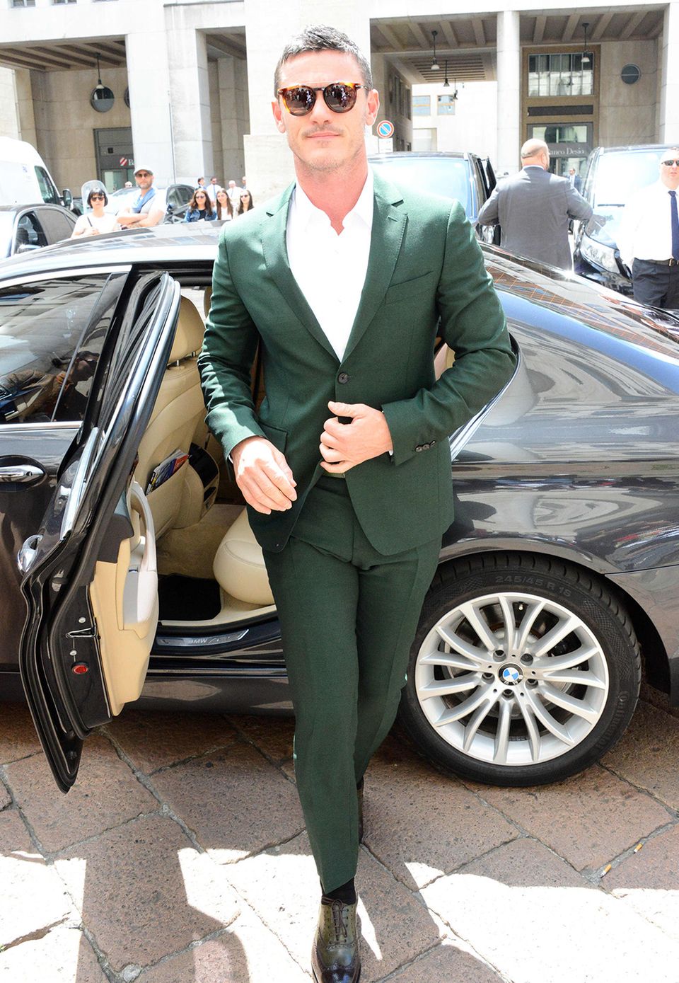 Luke Evans ist bei der Show von Ferragamo im waldgrünen Anzug ein heißer Hingucker.