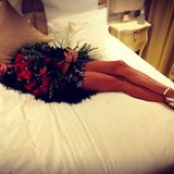 Auf Rosen gebettet: Heidi Klum kriegt von ihrem Liebsten Vito Schnabel einen riesigen Strauß Rosen geschickt. Das Model ist so begeisert, dass es die Blumen gar nicht mehr loslassen möchte.