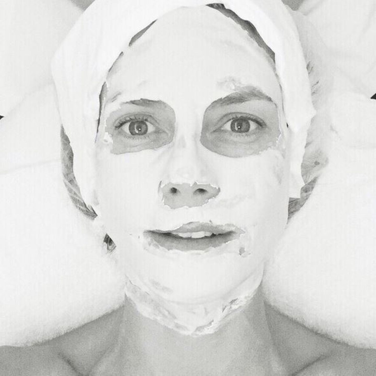 Heidi Klum gönnt sich eine Auszeit und macht es sich mit einer Gesichtsmaske im Bett gemütlich.