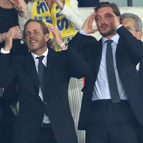 Andrea und Pierre Casiraghi feuern die belgische Mannschaft zum Sieg. Nur Prinzessin Stéphanies Sohn, Louis Ducruet, scheint das Spiel nicht sonderlich zu interessieren.