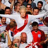 Die Königin im Stadion? Leider nicht ganz. Ein Fan hat sich beim Spiel England gegen die Slowakei mit einer Queen-Maske verkeidet.