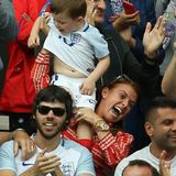 Coleen Rooney und Sohn Klay fiebern beim Spiel England gegen Wales auf der Tribühne mit.
