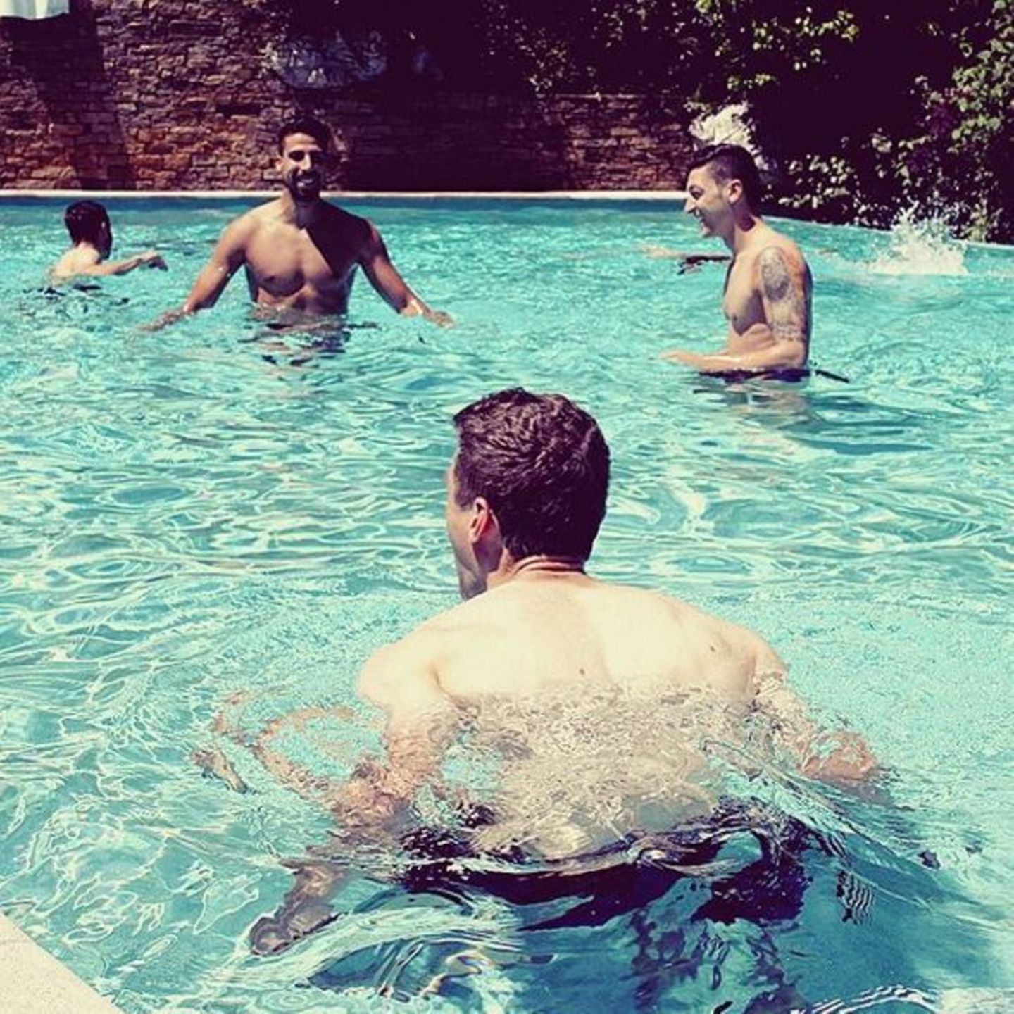Mario Gomez, Sami Khedira und Mesut Özil erholen sich im Pool.