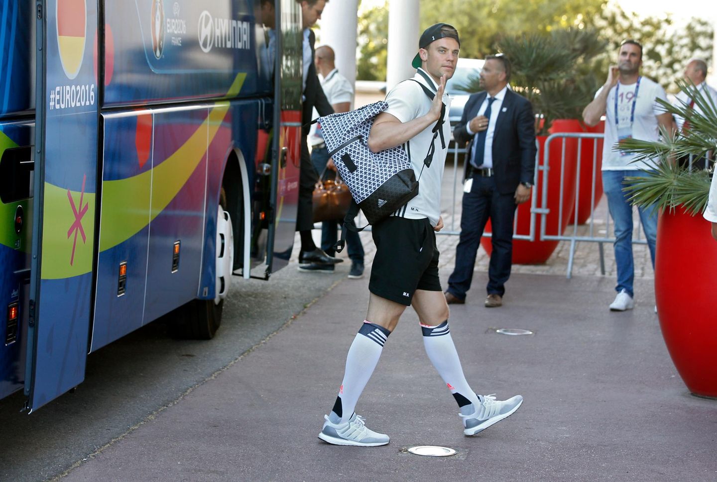 Die Mannschaft um Manuel Neuer kommt im Hotel in Marseille an.