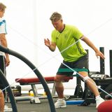 Fokussiert: Bastian Schweinsteiger trainiert gezielt bestimmte Muskelpartien.