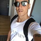 Ganz lässig posiert Mesut Ozil für ein Selfie. Nervosität vor dem Top-Spiel gegen Italien sieht da ganz anders aus.