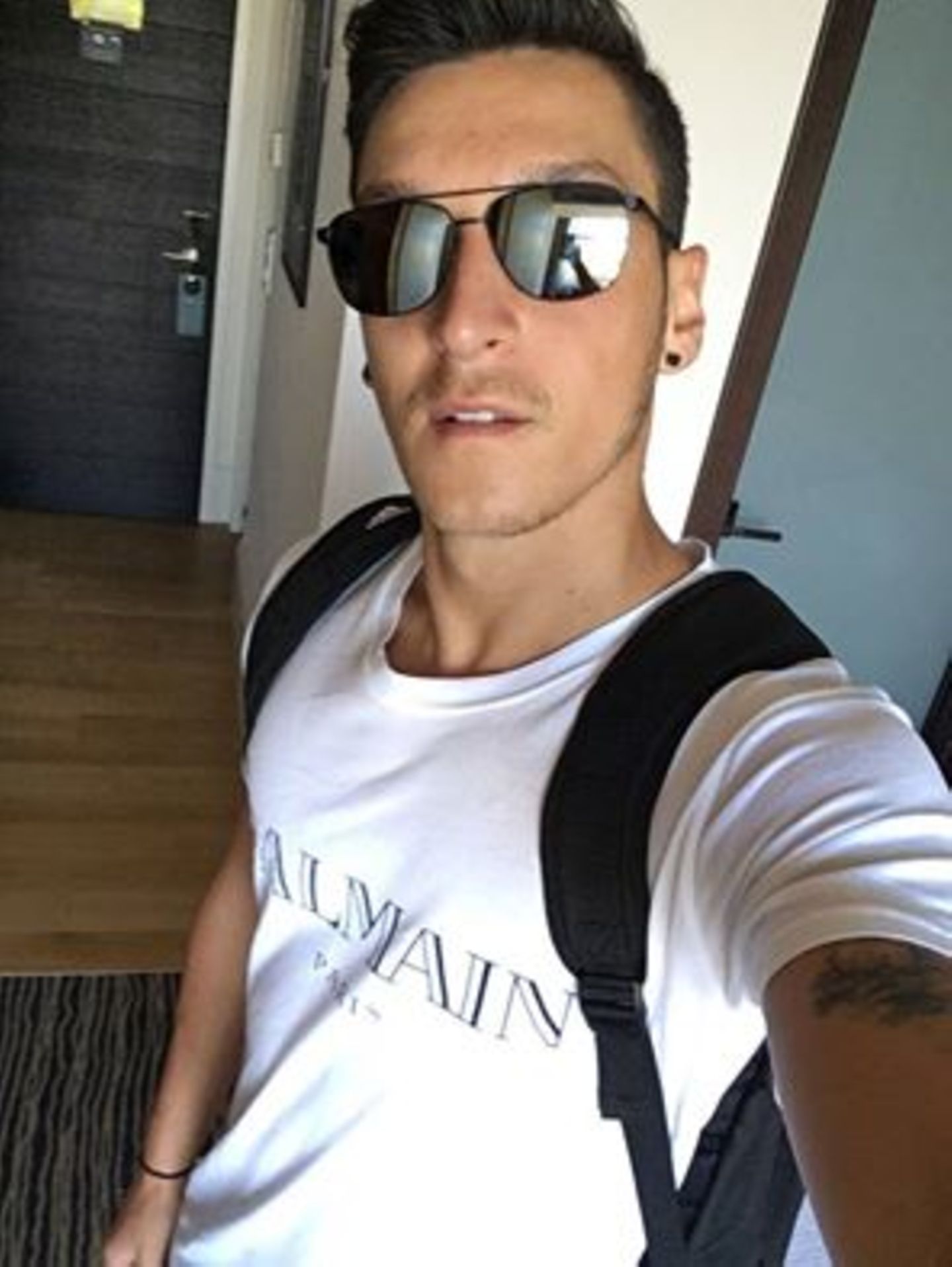 Ganz lässig posiert Mesut Ozil für ein Selfie. Nervosität vor dem Top-Spiel gegen Italien sieht da ganz anders aus.