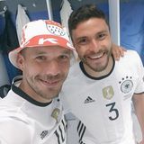 Jonas Hector schießt das alles entscheidende Tor im Elfmeterschießen gegen Italien und ist der Held des Abends. Lukas Podolski erinnert alle, dass auch Jonas, wie mal Lukas auch, für den Bundesligisten 1. FC Köln spielt.
