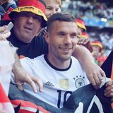 Der sympathische Nationalspieler Lukas Podolski stimmt die deutschen Fans schon mal für das Achtelfinalspiel gegen Italien ein!