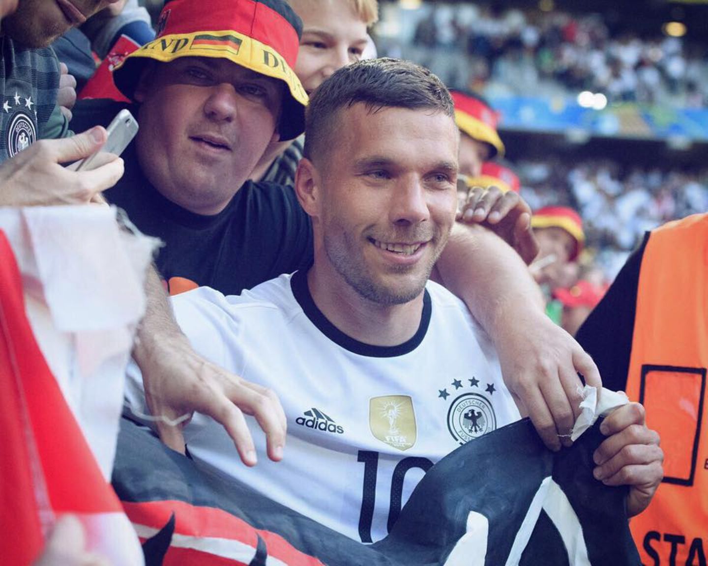 Der sympathische Nationalspieler Lukas Podolski stimmt die deutschen Fans schon mal für das Achtelfinalspiel gegen Italien ein!