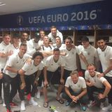 "Perfect start", schreibt Lukas Podolski nach dem Spiel zu diesem Teamfoto aus der Kabine.