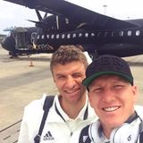 Thomas Müller und Bastian Schweinsteiger machen schnell noch ein Erinnerungsfoto vor dem Mannschaftsflieger.