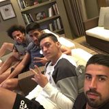 Sami Khedira schaut sich zusammen mit Mesut Özil, Leroy Sané und Emre Can das Spiel England gegen Island im TV an.