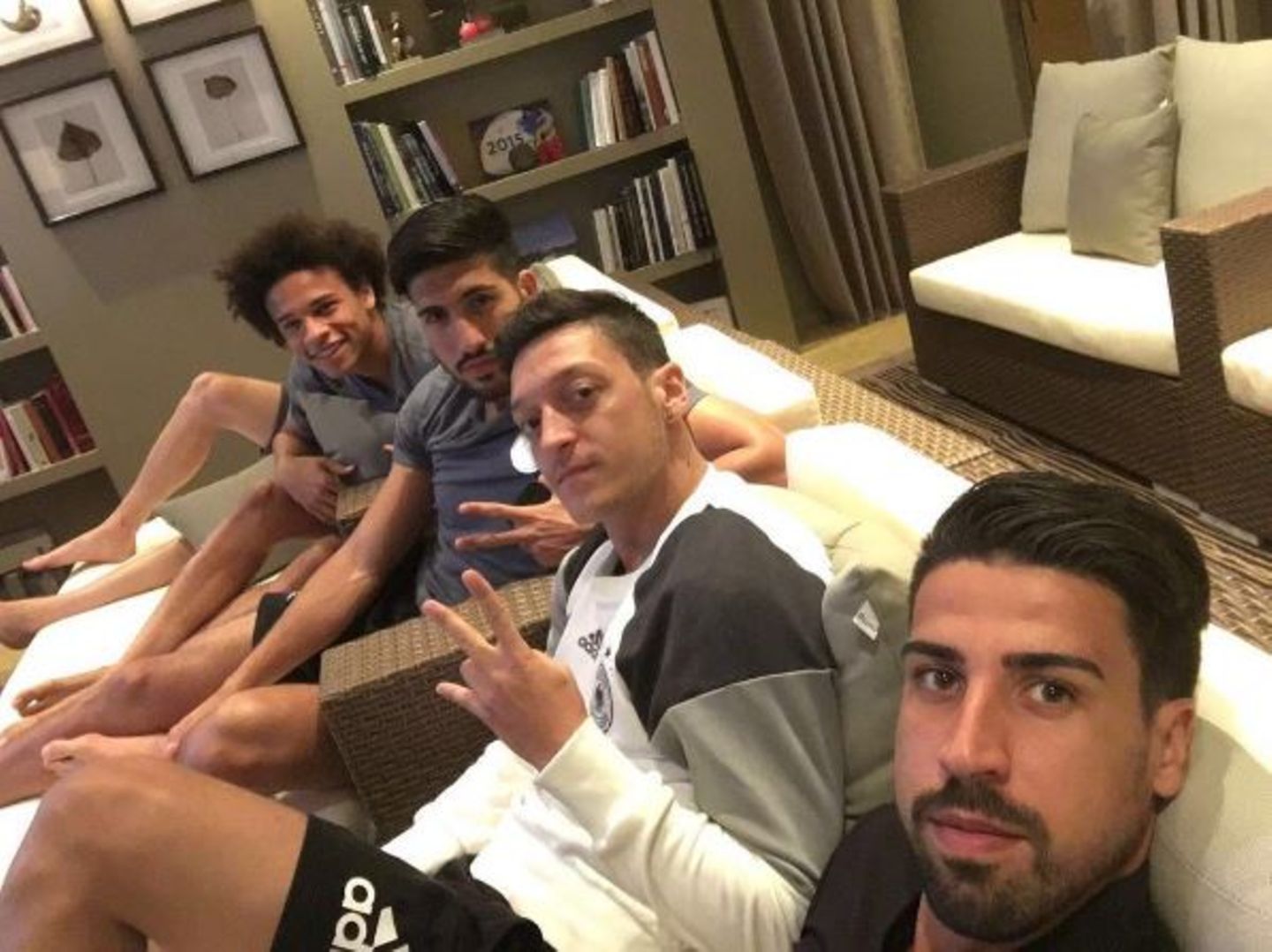 Sami Khedira schaut sich zusammen mit Mesut Özil, Leroy Sané und Emre Can das Spiel England gegen Island im TV an.