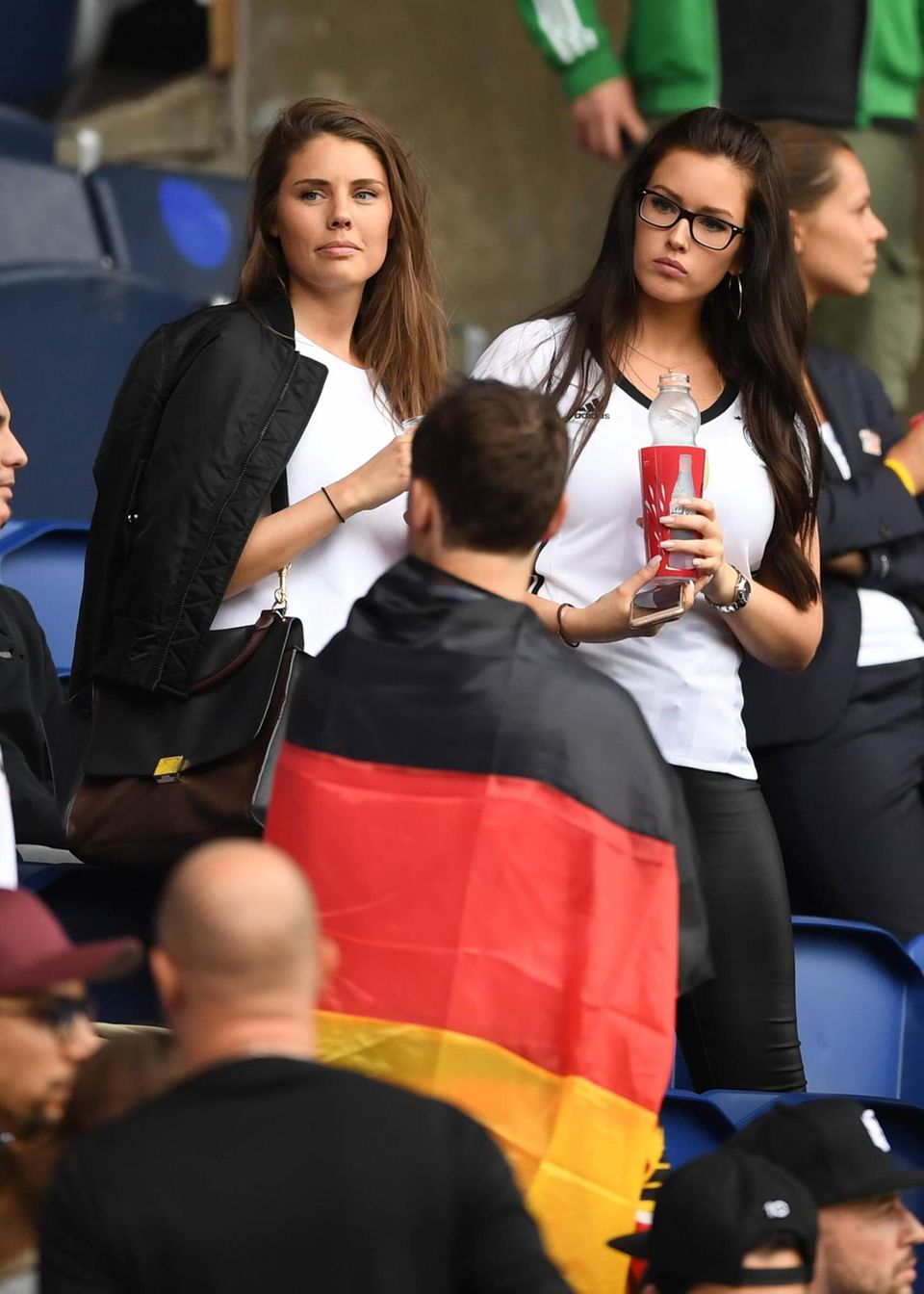 Jonas Hector und Julian Draxler können sich über Unterstützung vom Spielfeldrand freuen. Ihre Freundinnen Annika und Lena Stiffel feuern das deutsche Team beim Spiel gegen Nordirland an.