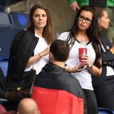 Jonas Hector und Julian Draxler können sich über Unterstützung vom Spielfeldrand freuen. Ihre Freundinnen Annika und Lena Stiffel feuern das deutsche Team beim Spiel gegen Nordirland an.