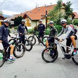 Mario Götze und ein paar Teamkollegen erkunden bei einer Fahrradtour die Gegend.