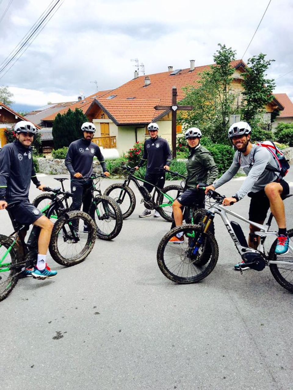 Mario Götze und ein paar Teamkollegen erkunden bei einer Fahrradtour die Gegend. Mario Götze und ein paar Teamkollegen erkunden bei einer Fahrradtour die Gegend.
