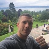 Nach der Geburt seiner Tochter in Köln ist Lukas Podolski nun auch bei der Mannschaft in Frankreich.