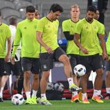 Mats Hummels trainiert endlich wieder mit seinen Teamkollegen und wir hoffen, dass er auch am ersten Spieltag mit aufgestellt wird.