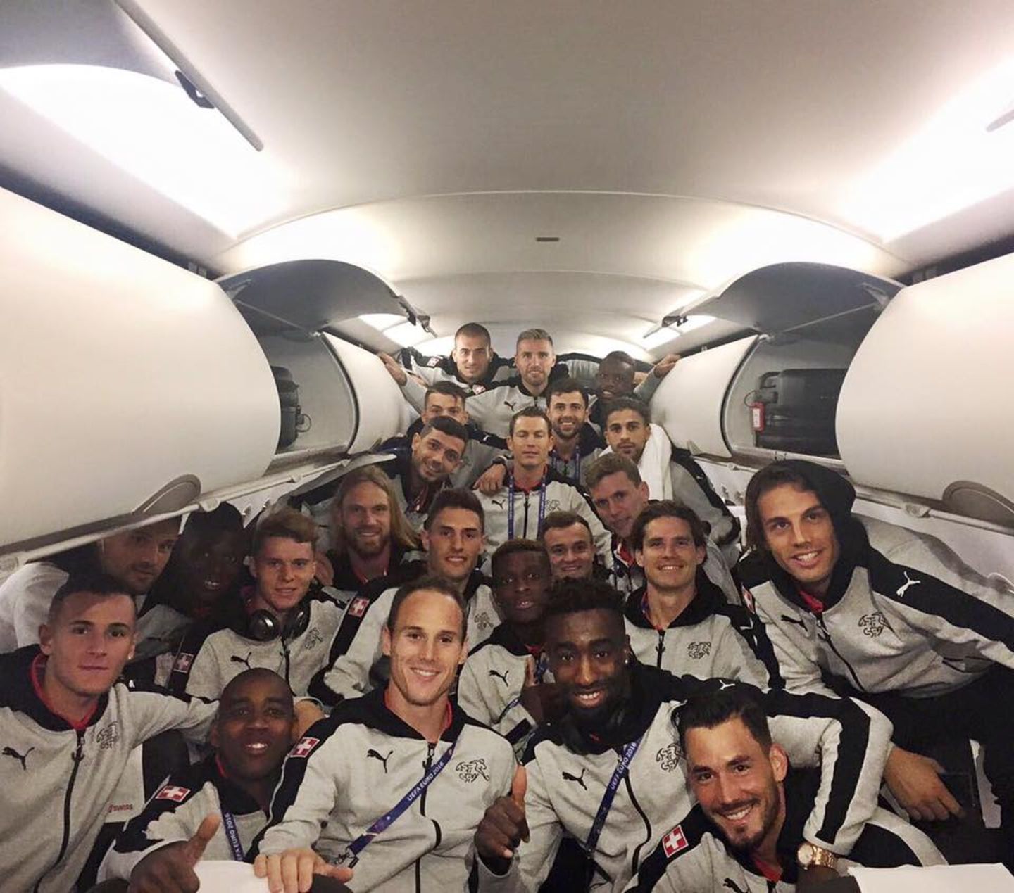 Das Schweizer Team feiert den Einzug ins Achtelfinale und teilt seine Freude mit einem Gruppen-Selfie im Flieger.