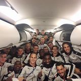 Das Schweizer Team feiert den Einzug ins Achtelfinale und teilt seine Freude mit einem Gruppen-Selfie im Flieger.