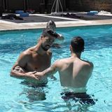 "Was wäre euer Titel für das Bild ...? Meiner wäre: Mesut wird sehr bald unter Wasser getaucht ...", kommentiert Sami Khedira diesen Schnappschuss.