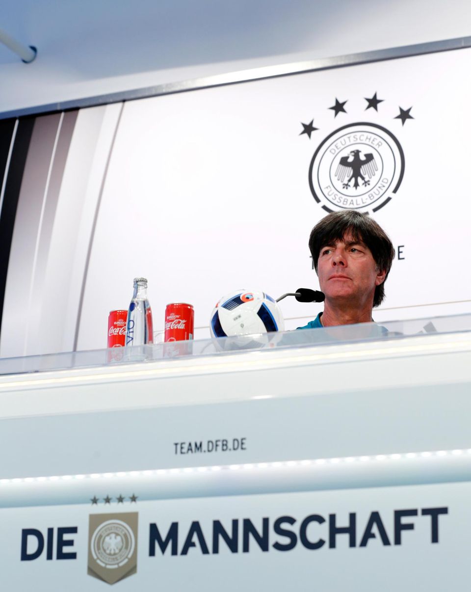 Joachim Löw gibt eine Pressekonferenz im französischen Évian-les-Bains, dem Aufenthaltsort der Mannschaft. Joachim Löw gibt eine Pressekonferenz im französischen Évian-les-Bains, dem Aufenthaltsort der Mannschaft.