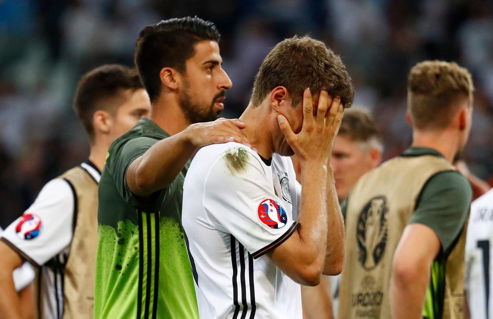 Sami Khedira, der wegen einer Verletzung nicht spielen konnte, tröstet Thomas Müller nach dem EM-Aus.