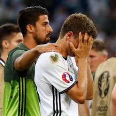 Sami Khedira, der wegen einer Verletzung nicht spielen konnte, tröstet Thomas Müller nach dem EM-Aus.