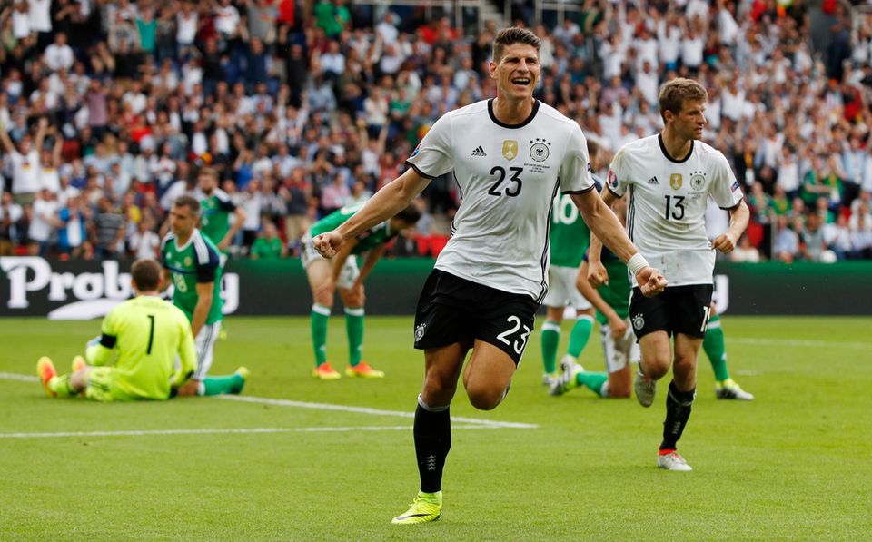 Mario Gomez feiert sein Tor gegen Nordirland. Weitere Tore sind in diesem Spiel leider nicht gefallen, trotzdem wird Deutschland Gruppenerster.