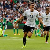 Mario Gomez feiert sein Tor gegen Nordirland. Weitere Tore sind in diesem Spiel leider nicht gefallen, trotzdem wird Deutschland Gruppenerster.