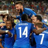 Die französische Nationalmannschaft freut sich über den Sieg. 2:0 gewinnen die Gastgeber gegen Deutschland. Antoine Griezmann schießt beide Tore.