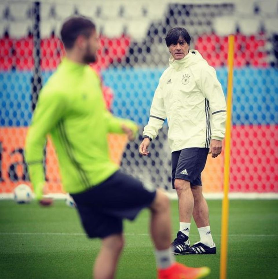 Wir drücken die Daumen, dass Trainer Jogi Löw zum Anpfiff des Spiels Deutschland gegen Nordirland in Paris wieder fit ist. Den Trainer hat eine Erkältung erwischt. Wir drücken die Daumen, dass Trainer Jogi Löw zum Anpfiff des Spiels Deutschland gegen Nordirland in Paris wieder fit ist. Den Trainer hat eine Erkältung erwischt.