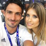 Mats Hummels ist nach zwei gelben Karten fürs Halbfinale gesperrt und verfolgt das Spiel mit seiner Frau Cathy von der Tribüne aus.