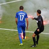 Beim Spiel Tschechien gegen Kroatien (endete 2:2) randalieren Fans der kroatischen Mannschaft. Es flogen mehr als ein Dutzend Bengalische Feuer auf den Rasen. Ein Böller explodierte direkt neben einem Ordner. Hoffentlich bleiben solche Bilder bei dieser Fußball-Europameisterschaft die Ausnahme.