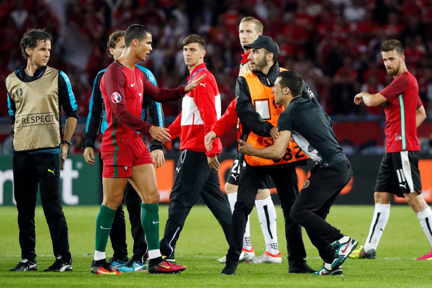 Als ein Fan auf das Spielfeld stürmt hält Cristiano Ronaldo die Ordner auf und macht noch schnell ein Selfie mit dem Flitzer.