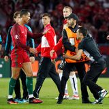 Als ein Fan auf das Spielfeld stürmt hält Cristiano Ronaldo die Ordner auf und macht noch schnell ein Selfie mit dem Flitzer.