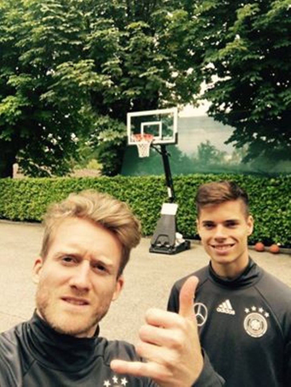 Die deutsche Nationalmannschaft hat einen freien Tag. André Schürrle und Julian Weigl nutzen die Zeit und werfen ein paar Körbe. Die deutsche Nationalmannschaft hat einen freien Tag. André Schürrle und Julian Weigl nutzen die Zeit und werfen ein paar Körbe.