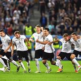 Die Spannung fällt endlich ab und entlädt sich in einer Mischung aus Jubel und loslaufen bei den Nationalspielern nach dem nervenaufreibenden Elfmeterschießen gegen Italien.