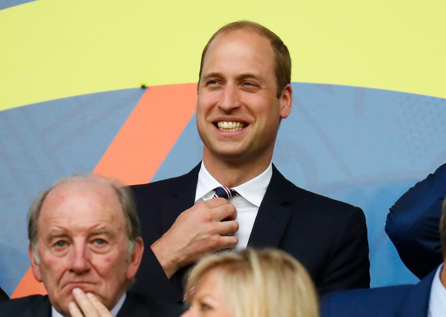 Dieser royale Zuschauer hingegen ist echt. Prinz William feuert die englische Mannschaft von der Tribühne aus an.