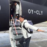 Abflug zum Achtelfinale: Ein gut gelaunter Manuel Neuer steigt in den Flieger nach Lille