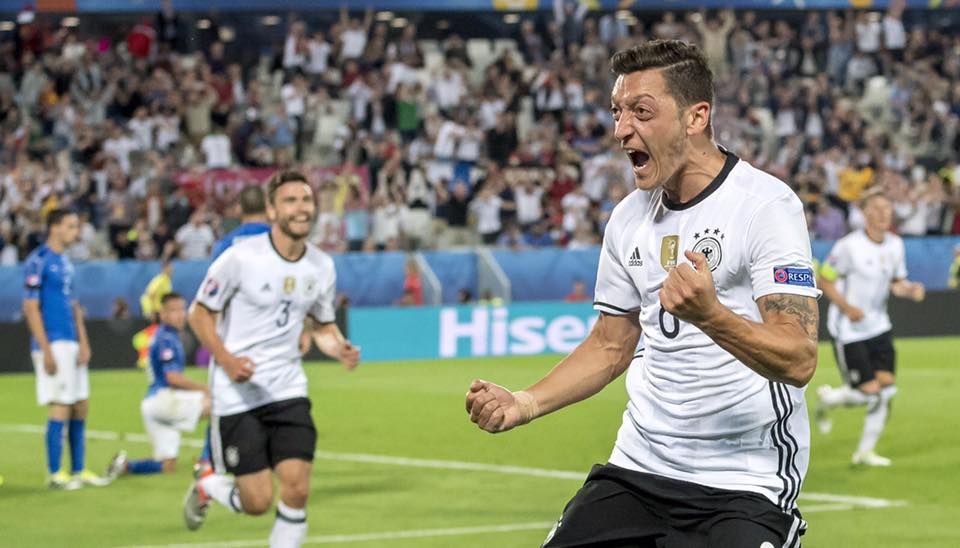 Mesut Özil freut sich über seinen Führungstreffer. Im Hintergrund sieht man Jonas Hector, der später eine wichtige Rolle im Spiel gegen Italien spielen wird.